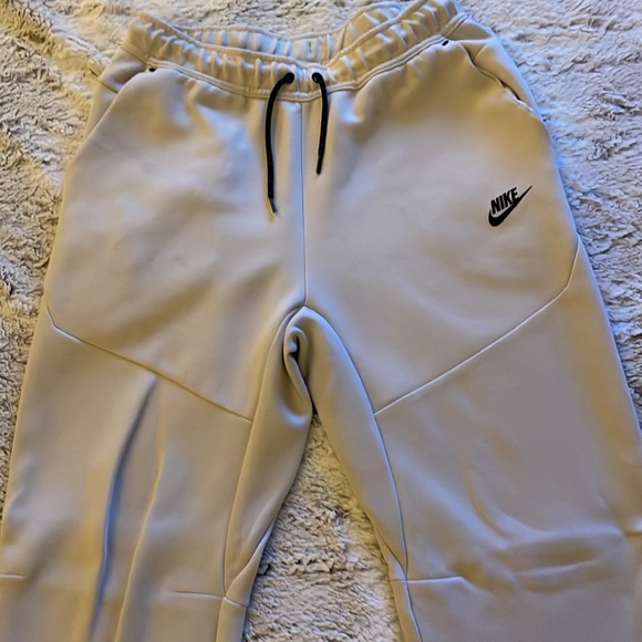 Nike Tech Pants Medium - Picture 2 of 11